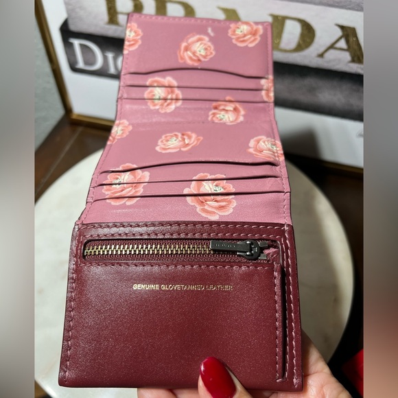 Small Trifold Wallet With Floral Print Interior GUC - Picture 6 of 9